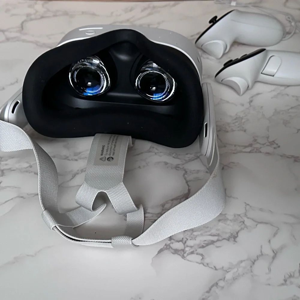 Meta Quest 3S VR Headset with Controllers *includes Batman Arkham Shadow game